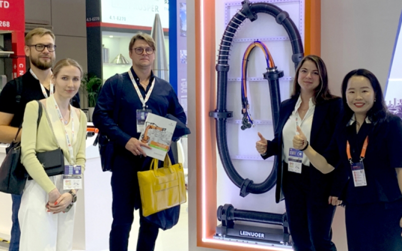 老子有钱lzyq88电气携创新机器人管线包 闪耀2024工业博览会